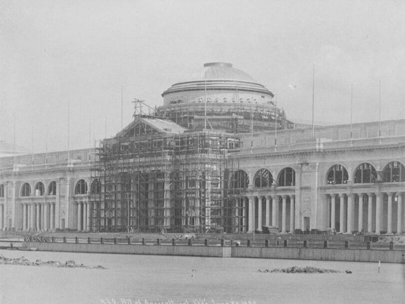 Foto de 1892: el edificio de Agricultura de la Exposición Colombina de Chicago a medio construir, con la cúpula cubierta de andamios