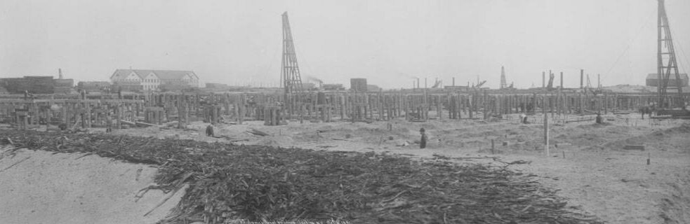 Foto de 1892: el terreno de la obra, apenas con los pilotes clavados