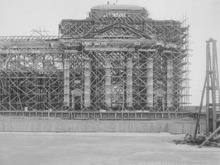 Foto de 1892: la fachada del edificio cubierta de andamios